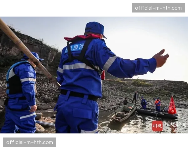 转播镜头捕捉：上海海港教练组实时查看平板电脑上的球员实时跑动热区图