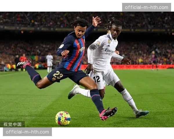 镜头记录：维尼修斯突破造点后，与对方球员相互拉起